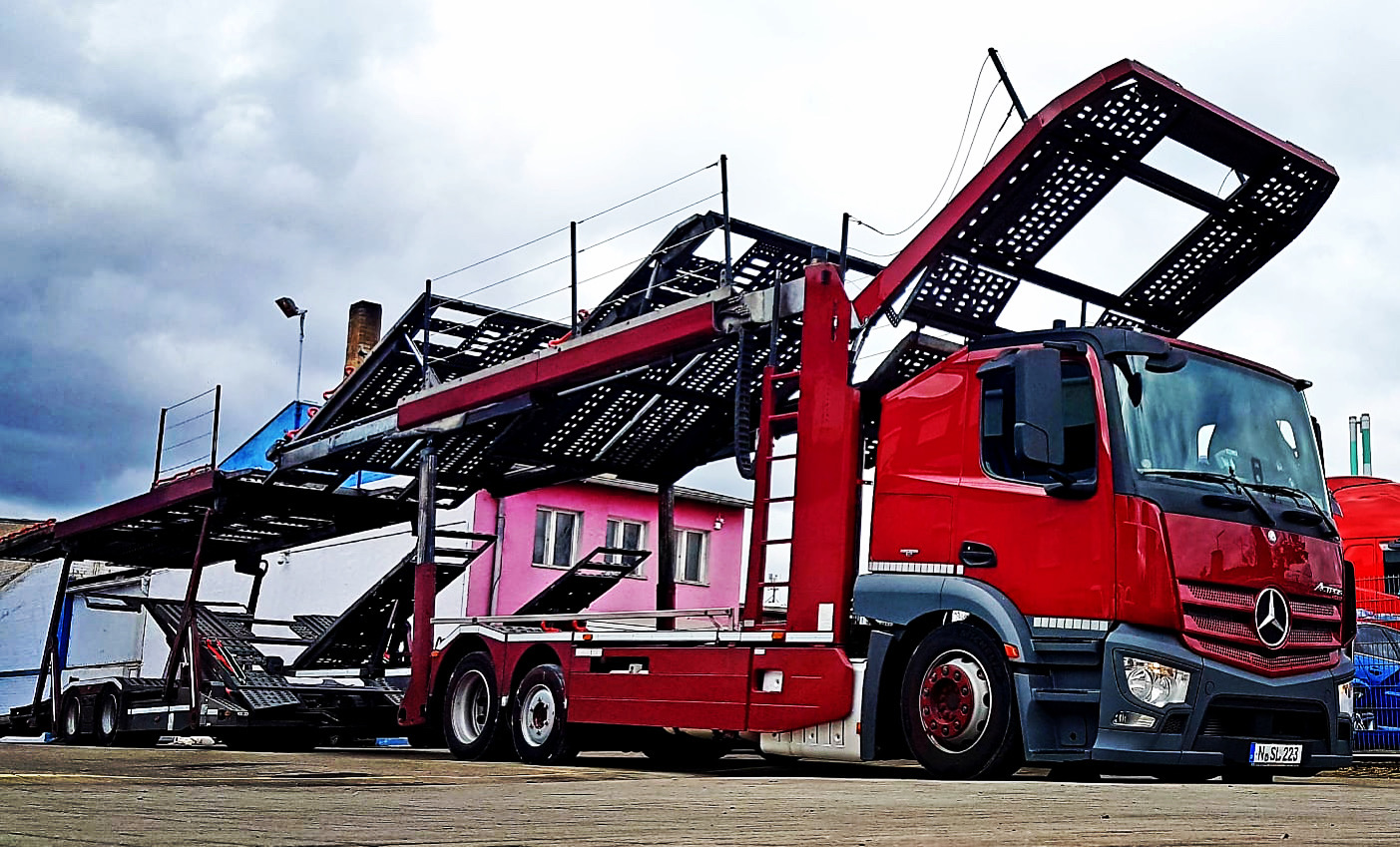 Geschlossener Fahrzeugtransport fuer hochwertige Fahrzeuge