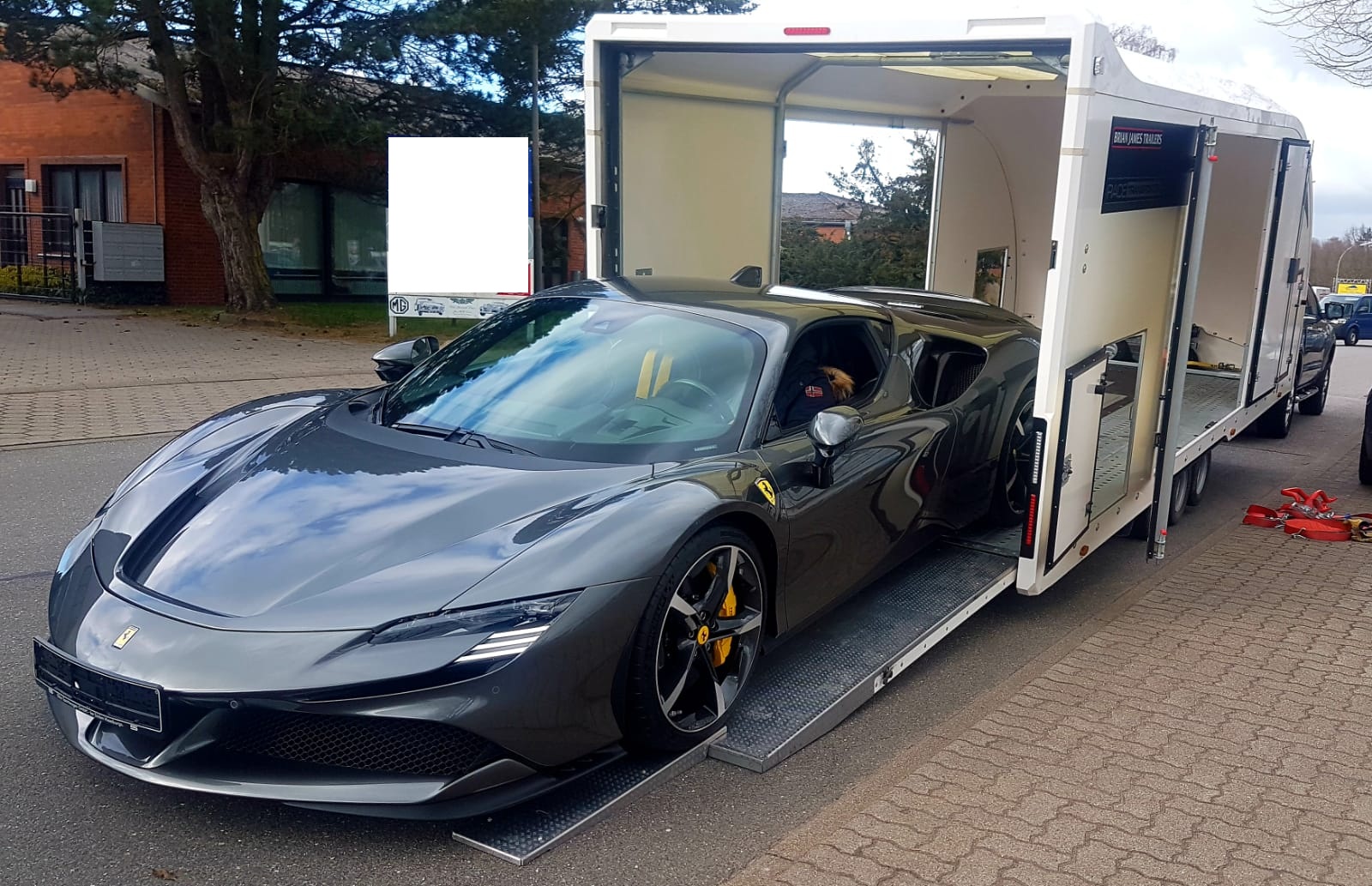 Premium Fahrzeug auf sicherem Transport