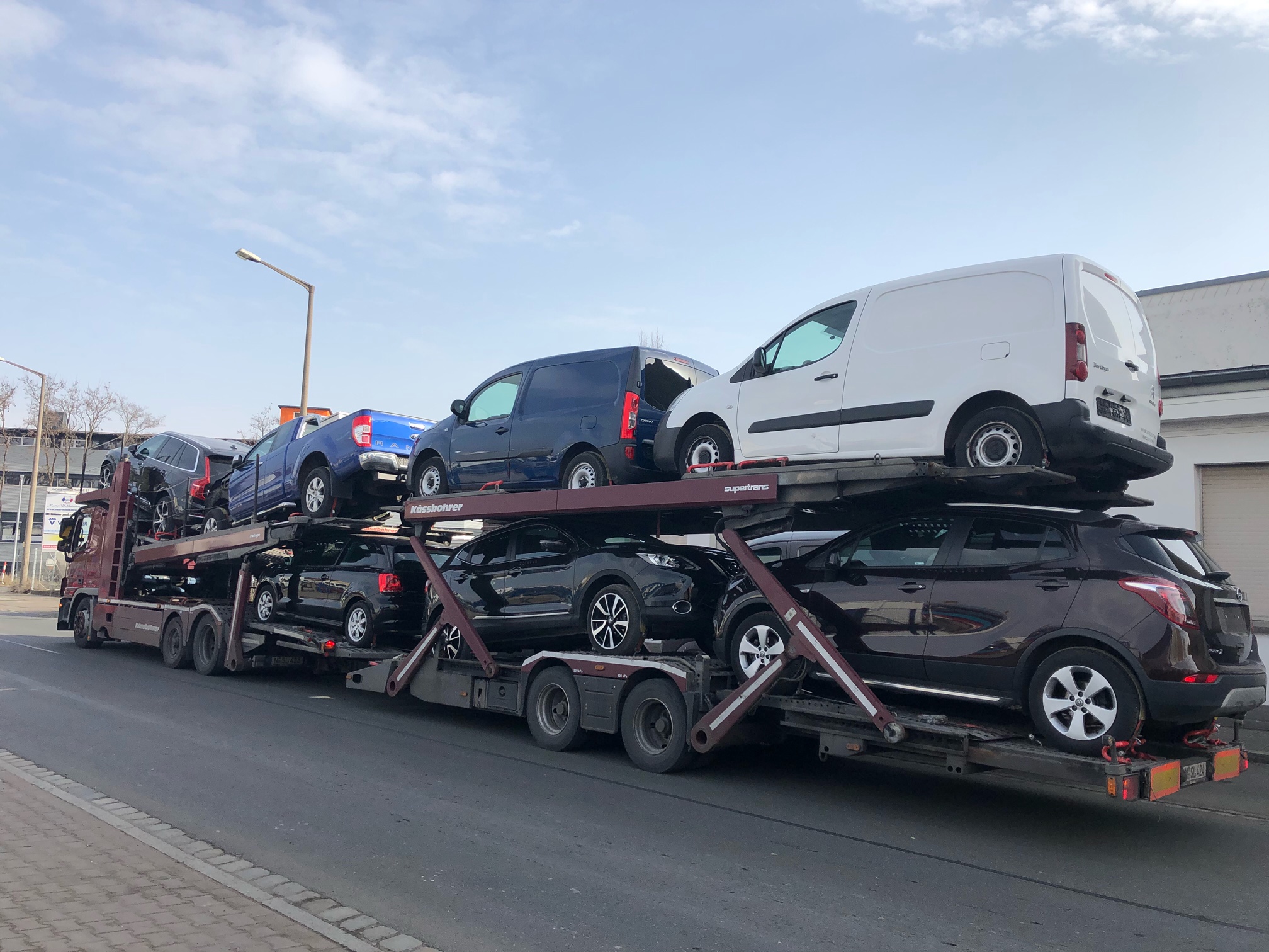 Offener Fahrzeugtransport mit mehreren Fahrzeugen